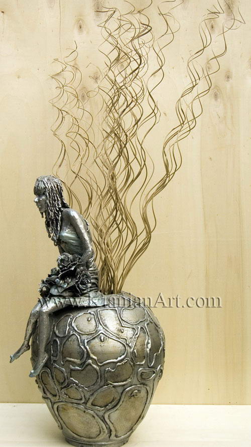 اثر مليحه كيانيان - زن و گلدان - مجسمه  